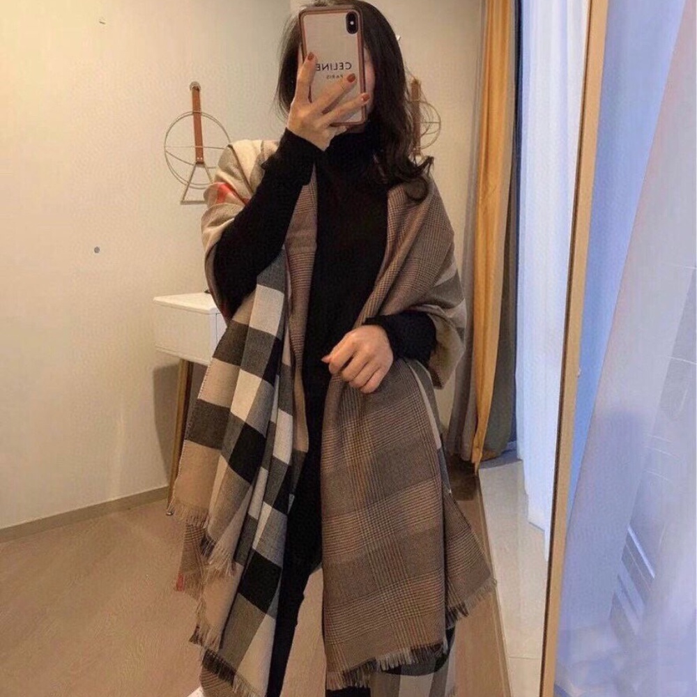 Burberry Women’s Shawl - Picture 3 of 4